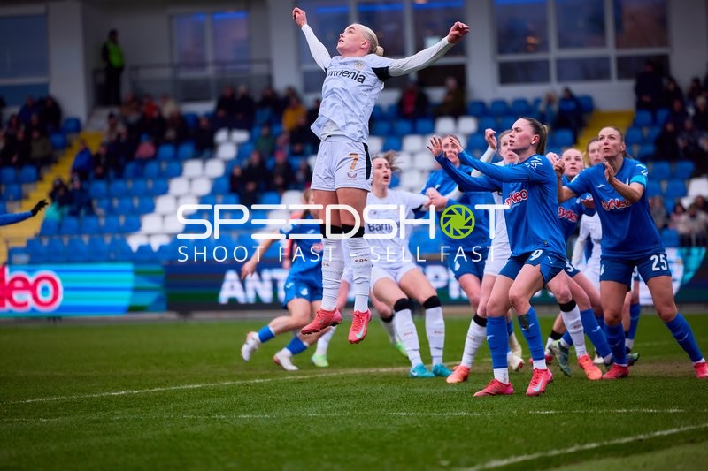 Ein Kopfballduell im Strafraum während eines Spiels.