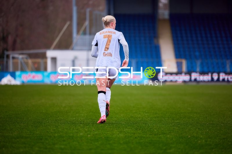 Spielerin von Bayer 04 Leverkusen bewegt sich auf dem Spielfeld.