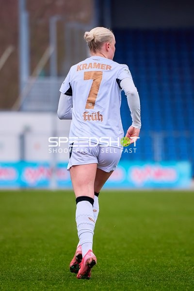 Eine Spielerin von Bayer 04 Leverkusen auf dem Spielfeld.