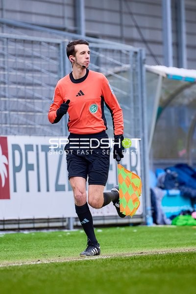 Ein Schiedsrichterassistent läuft entlang der Seitenlinie.