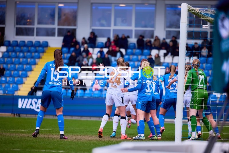 Spieler kämpfen um Position im Strafraum bei einem Eckstoß.