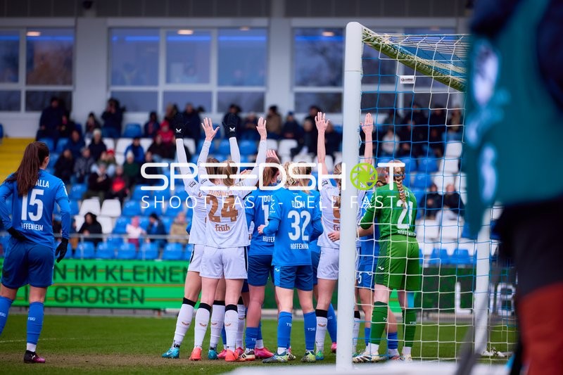 Abwehr der TSG Hoffenheim richtet sich bei einer Standardsituation an der Mauer aus.