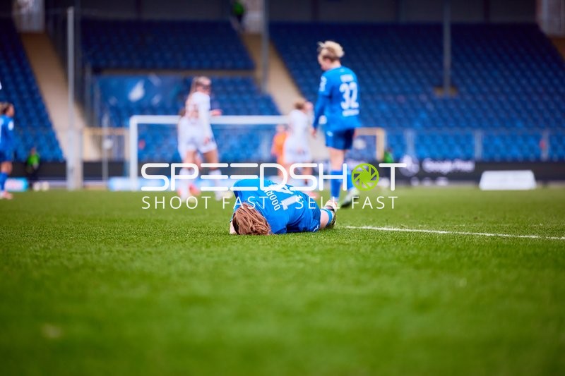 Eine Spielerin von TSG Hoffenheim liegt auf dem Spielfeld.