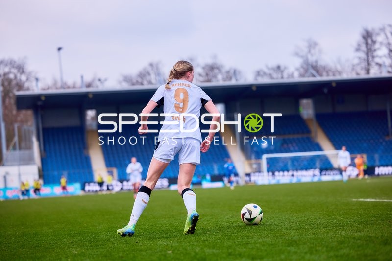 Spielerin von Bayer 04 Leverkusen kontrolliert den Ball im Spielmodus.