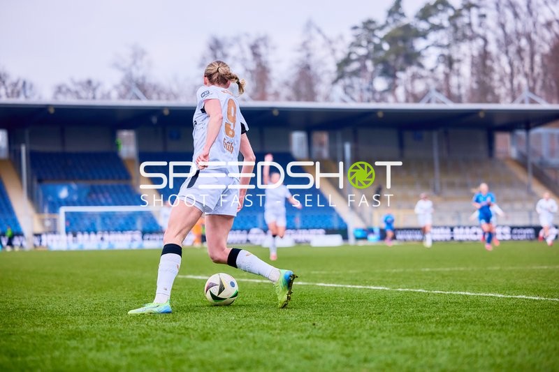 Spielerin von Bayer 04 Leverkusen kontrolliert den Ball