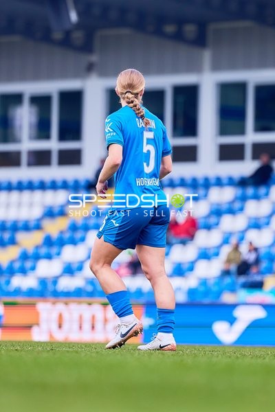 Spielerin steht auf dem Spielfeld