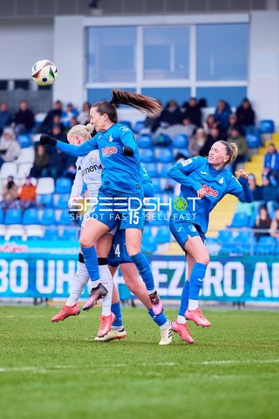 Ein Kopfballduell zwischen Spielerinnen von TSG Hoffenheim und Bayer 04 Leverkusen.