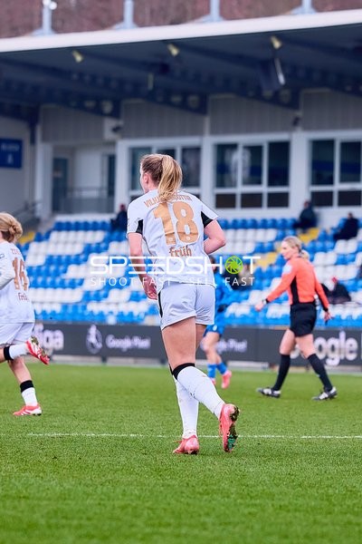 Eine Spielerin von Bayer 04 Leverkusen bewegt sich auf dem Spielfeld.