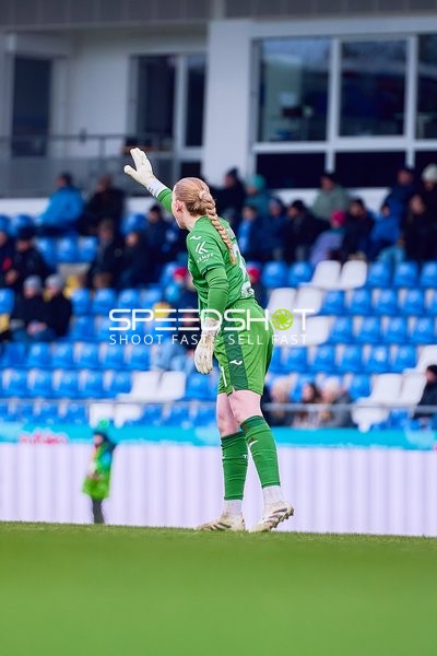 Torhüterin signalisiert Aktion