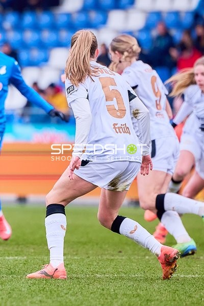 Spielerinnen von Bayer 04 Leverkusen verfolgen den Ball.