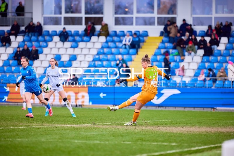 Torwart kickt den Ball ins Spiel