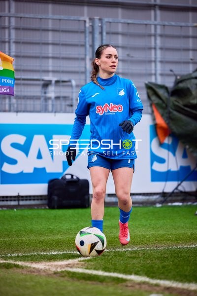 Spielerin steht am Spielfeldrand mit Ball.