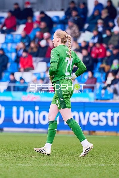 Die Torhüterin steht auf dem Spielfeld und beobachtet das Spiel.