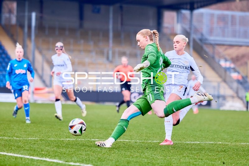 Schuss auf das Tor von TSG Hoffenheim Torhüterin verhältnismäßig