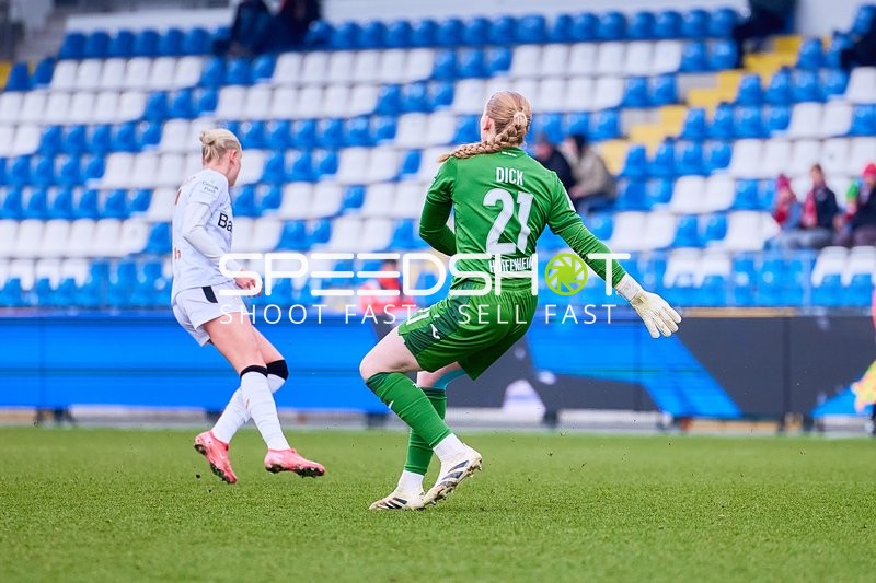 Die Torhüterin Laura Dick (#21) von TSG Hoffenheim ist im Einsatz und vorbereitet sich auf eine Spielsituation.