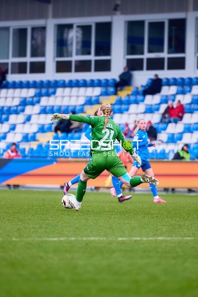 Der Torwart von TSG Hoffenheim, Laura Dick, im grünen Trikot, klärt den Ball.