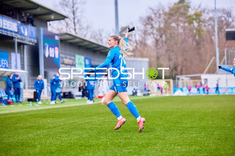 Spielerin hebt die Arme auf dem Spielfeld