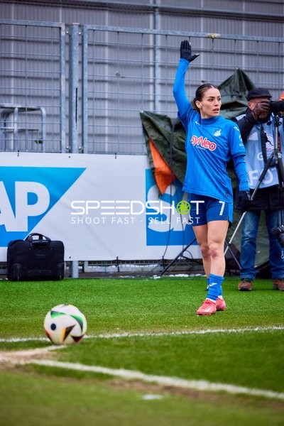 Eine Spielerin von TSG Hoffenheim signalisiert eine Aktion beim Eckstoß.