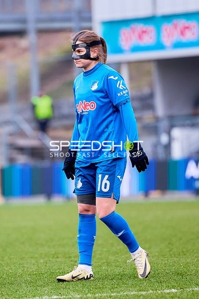 Eine Spielerin steht auf dem Spielfeld und beobachtet das Spielgeschehen.