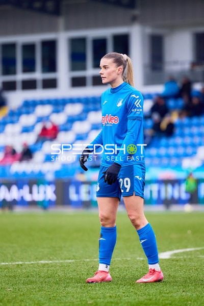 Spielerin steht auf dem Spielfeld