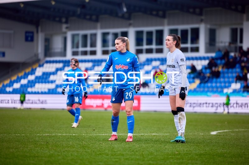 Spielerinnen stehen auf dem Spielfeld