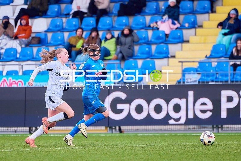 Zwei Spielerinnen kämpfen um den Ball.