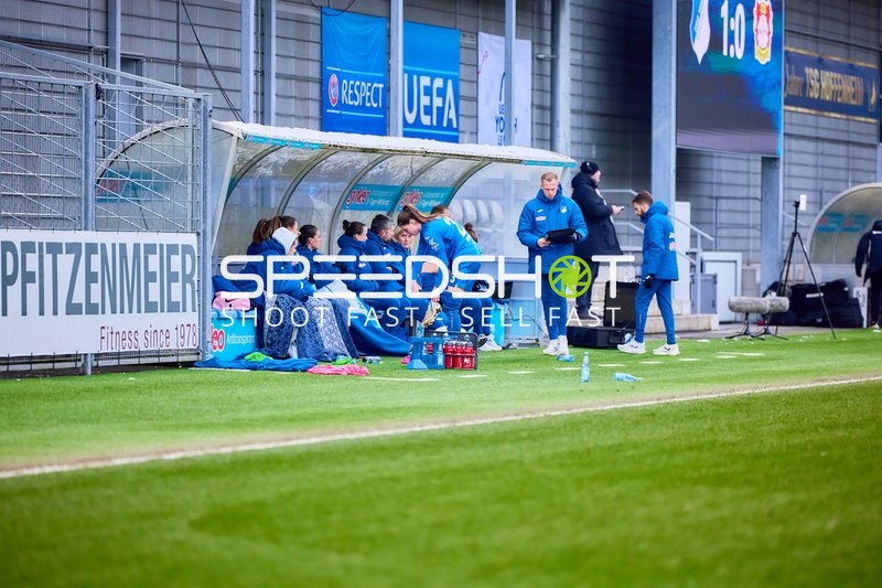 Auswechselspielerinnen auf der Bank