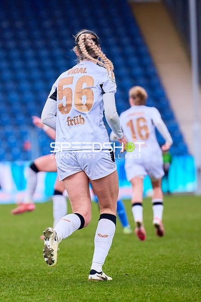 Spielerinnen von Bayer 04 Leverkusen laufen auf dem Spielfeld.