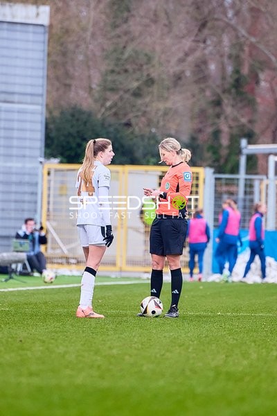 Diskussion zwischen Spielerin und Schiedsrichterin