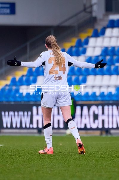 Spielerin hebt die Arme und signalisiert eine Aktion oder Interaktion.