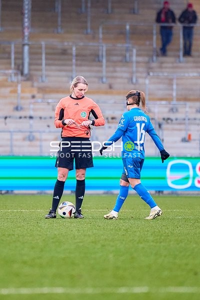 Schiedsrichter spricht mit Spielerin