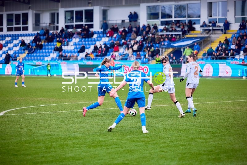 Zweikampf um den Ball zwischen Spielern von Hoffenheim und Leverkusen