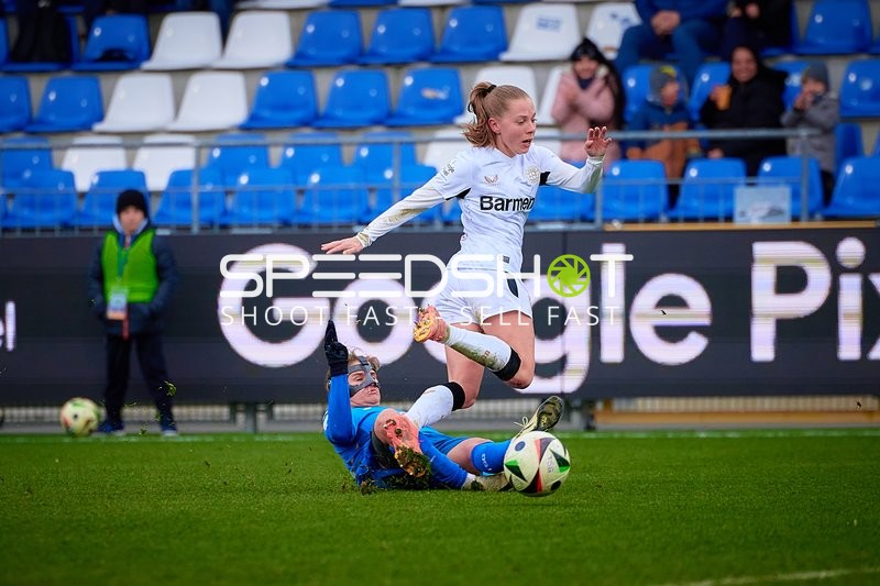 Zweikampf um den Ball zwischen Spielerinnen der TSG Hoffenheim und Bayer 04 Leverkusen.