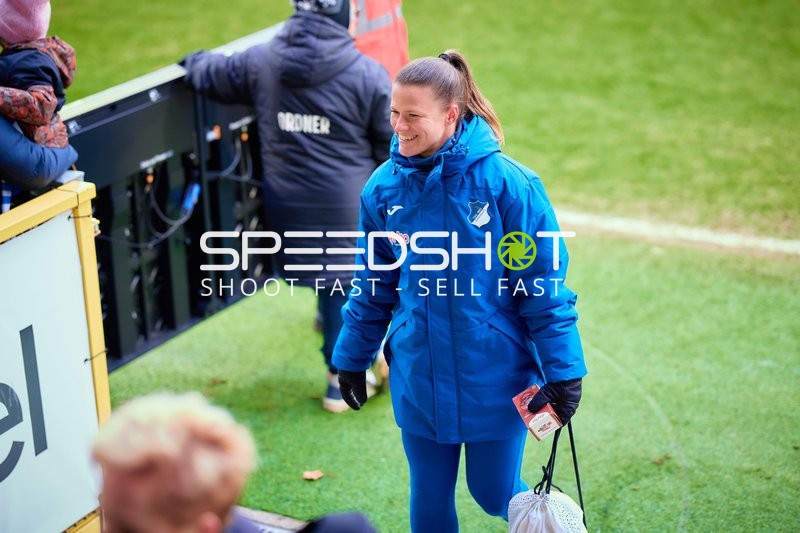 Martina Tufekovic von TSG Hoffenheim bewegt sich am Spielfeldrand.