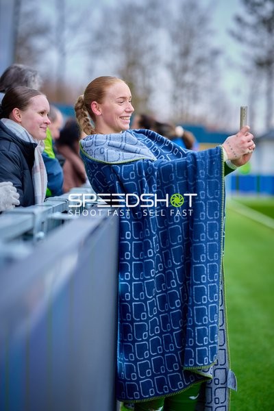 Eine Person am Spielfeldrand macht ein Selfie.