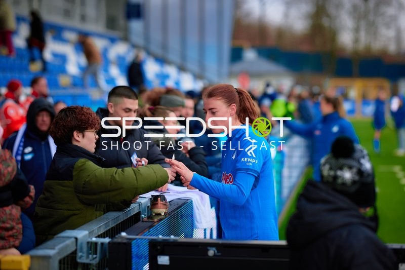 Eine Spielerin von TSG Hoffenheim gibt Autogramme.