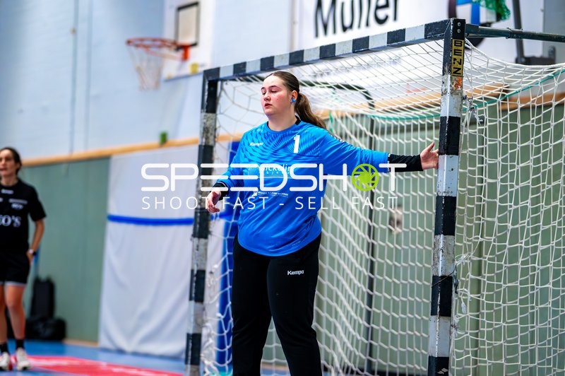 Torhüterin Hanna Krause positioniert sich im Tor.