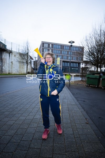 Fan mit Tröte posiert vor dem Spiel.
