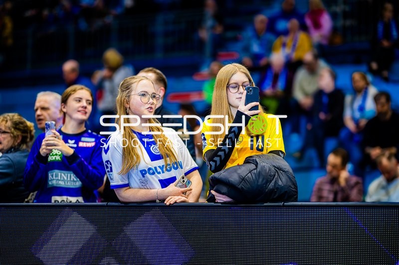 Fans machen Fotos und schauen das Spiel.