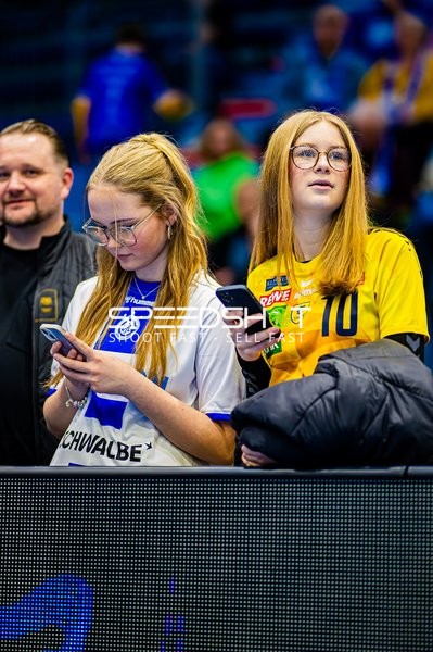 Zuschauer mit Fan-Trikots