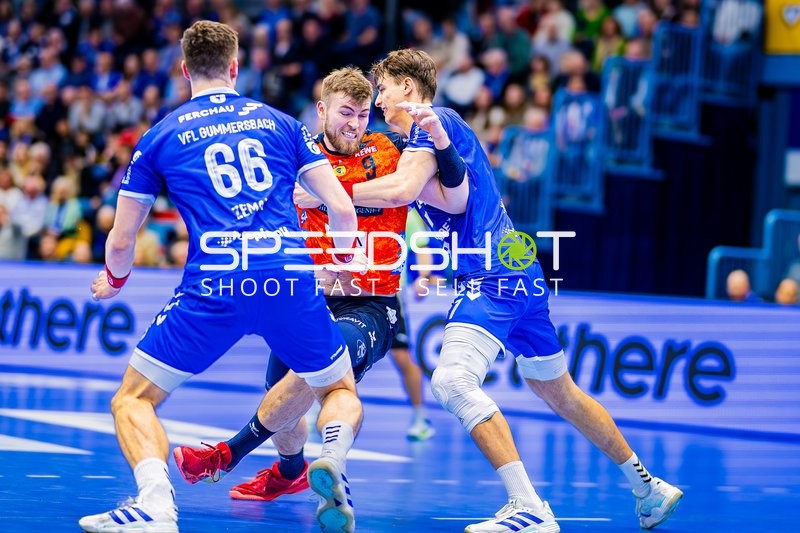 Ein Spieler der Rhein-Neckar Löwen versucht, sich durch die Abwehr von VfL Gummersbach zu kämpfen.