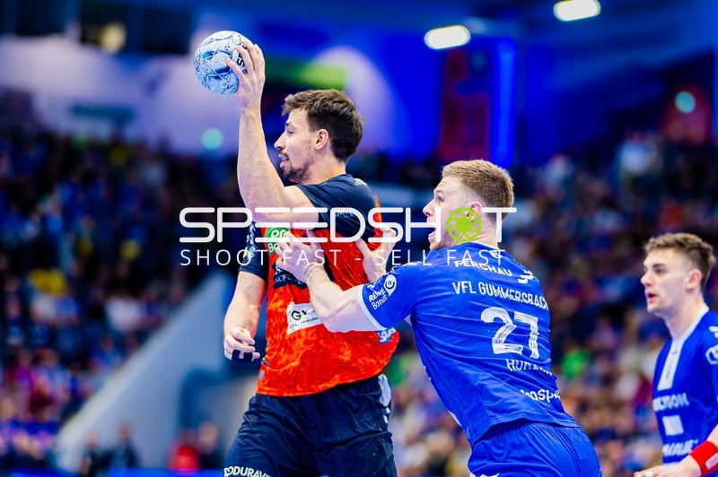 Ivan Martinovic von den Rhein-Neckar Löwen hält den Ball, während Dominik Mappes und Kristjan Horzen vom VfL Gummersbach versuchen, ihn zu verteidigen.