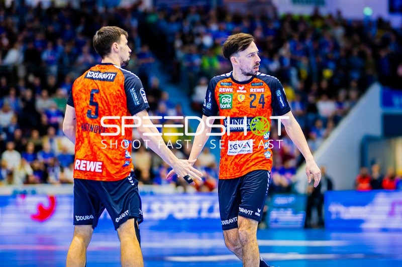 Spieler der Rhein-Neckar Löwen klatschen sich ab.