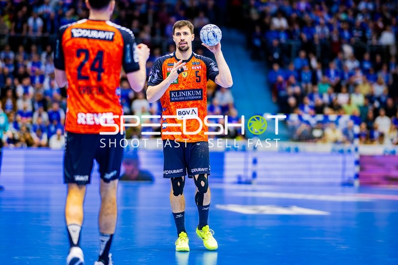 Ivan Martinović von den Rhein-Neckar Löwen bereitet sich auf einen Angriff vor.