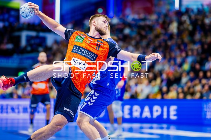 Ein Spieler der Rhein-Neckar Löwen wirft den Ball.