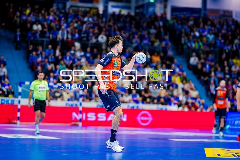 Ein Spieler der Rhein-Neckar Löwen bereitet einen Angriff vor.