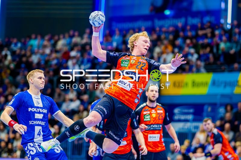 Olle Forsell Schefvert von den Rhein Neckar Löwen springt zum Wurf.