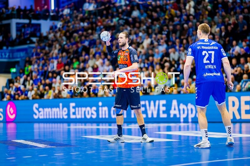 Ein Spieler von Rhein-Neckar Löwen passt den Ball.