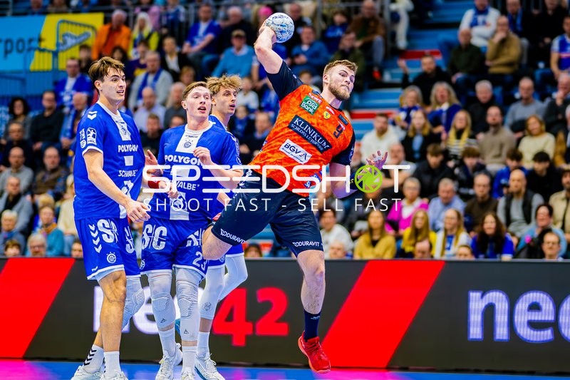 Ein Spieler der Rhein Neckar Löwen, Halil Jaganjac, ist im Angriff und steigt zum Sprungwurf hoch.