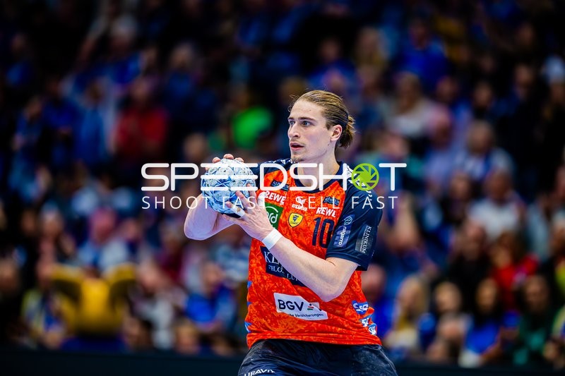 Juri Knorr von den Rhein Neckar Löwen ist bereit, den Ball abzuspielen.